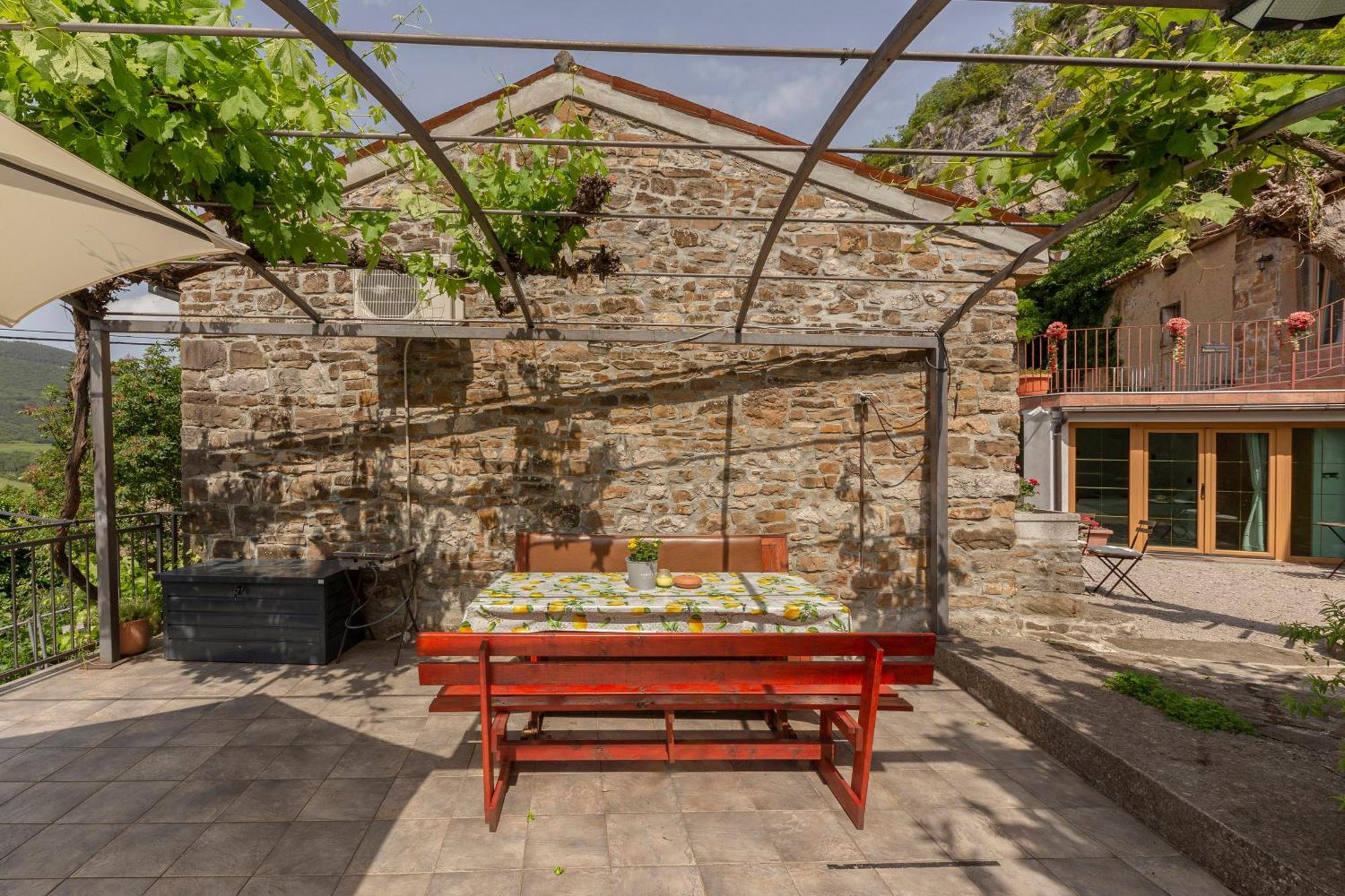 Under The Rock House In Osp With Hot Tub Appartement Buitenkant foto