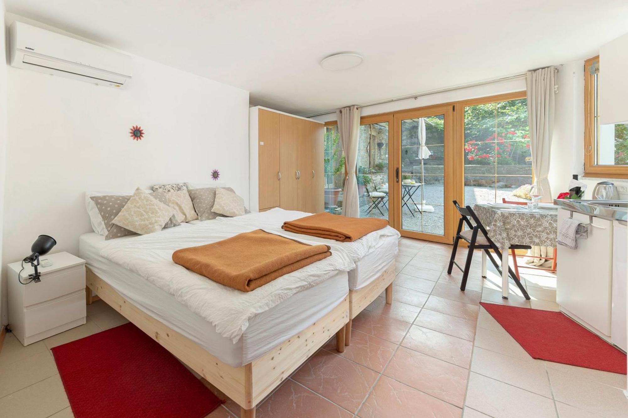 Under The Rock House In Osp With Hot Tub Appartement Buitenkant foto