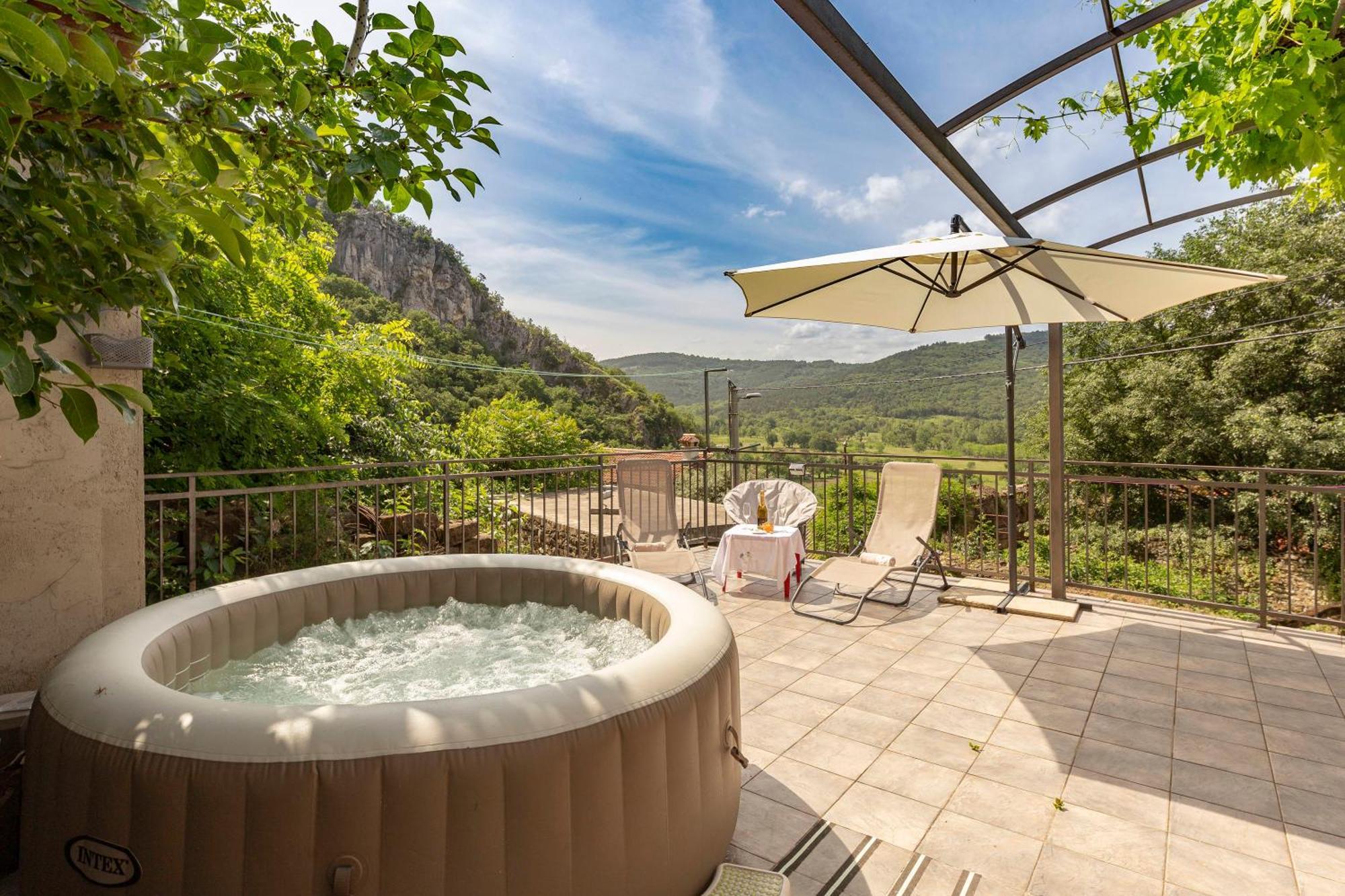 Under The Rock House In Osp With Hot Tub Appartement Buitenkant foto