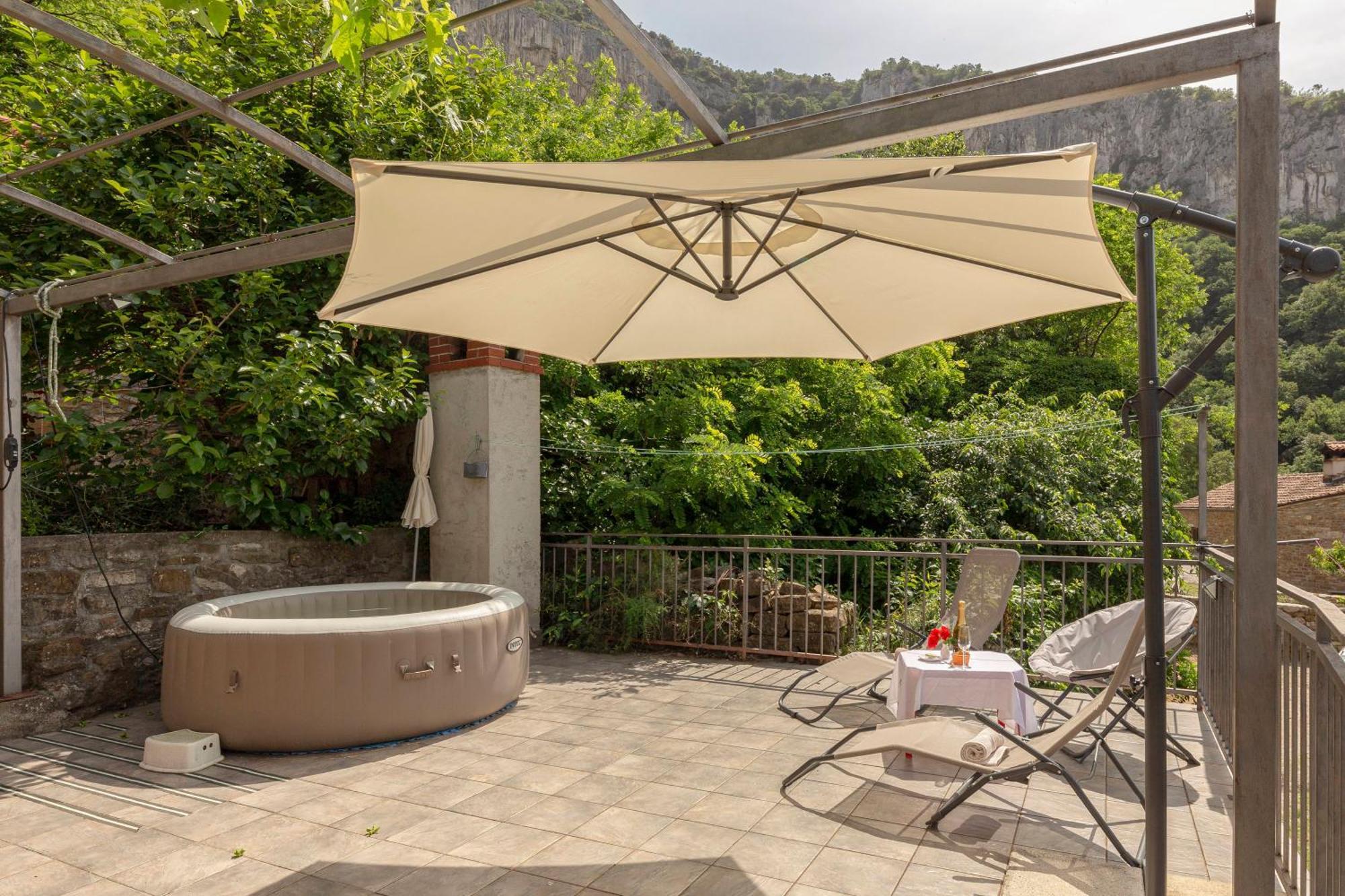 Under The Rock House In Osp With Hot Tub Appartement Buitenkant foto