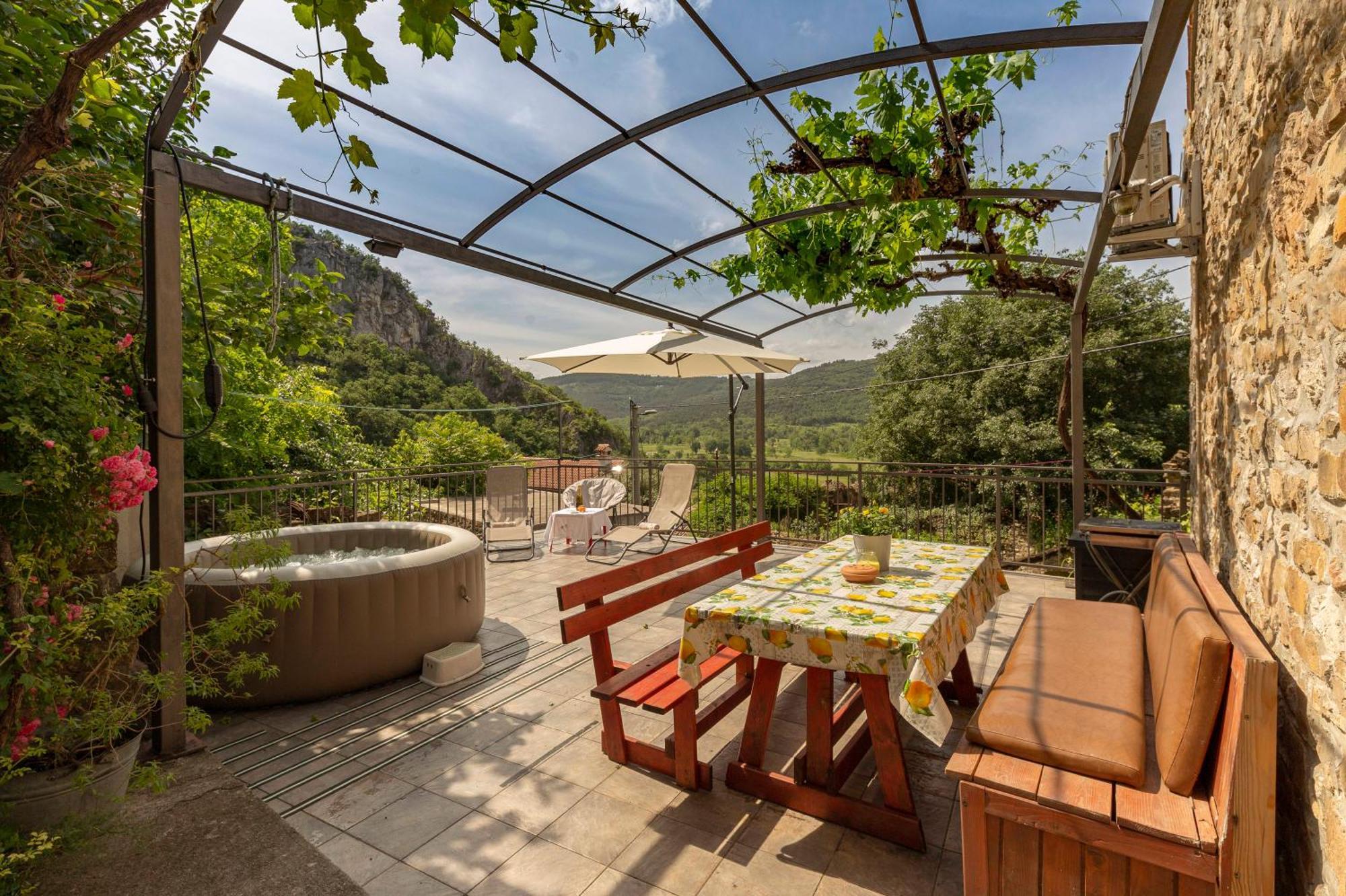 Under The Rock House In Osp With Hot Tub Appartement Buitenkant foto