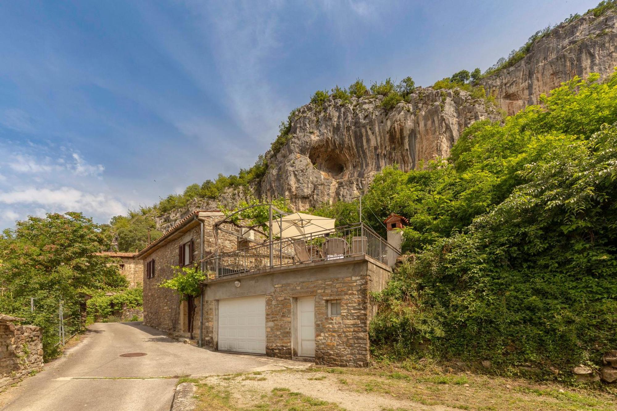 Under The Rock House In Osp With Hot Tub Appartement Buitenkant foto