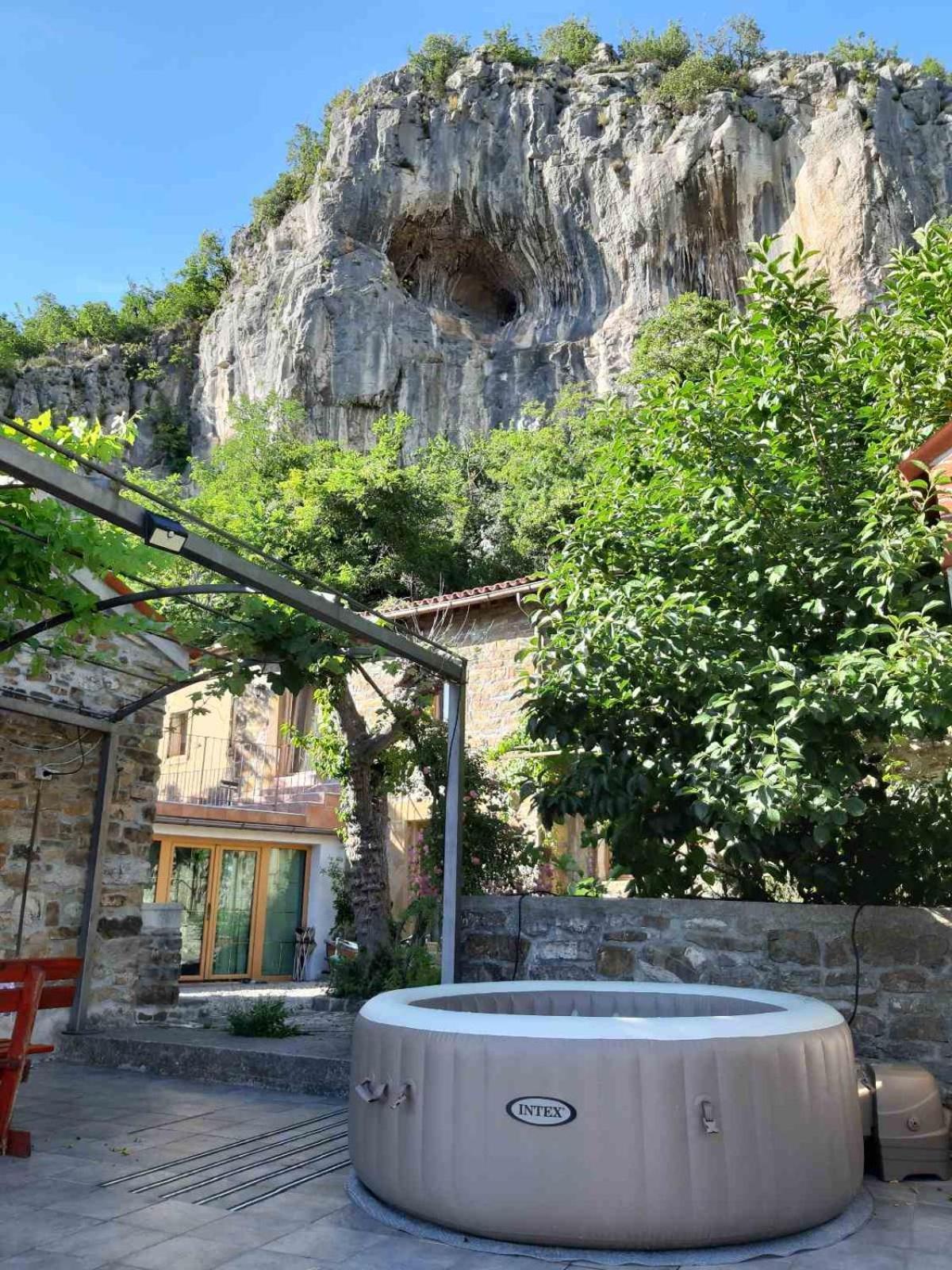Under The Rock House In Osp With Hot Tub Appartement Buitenkant foto